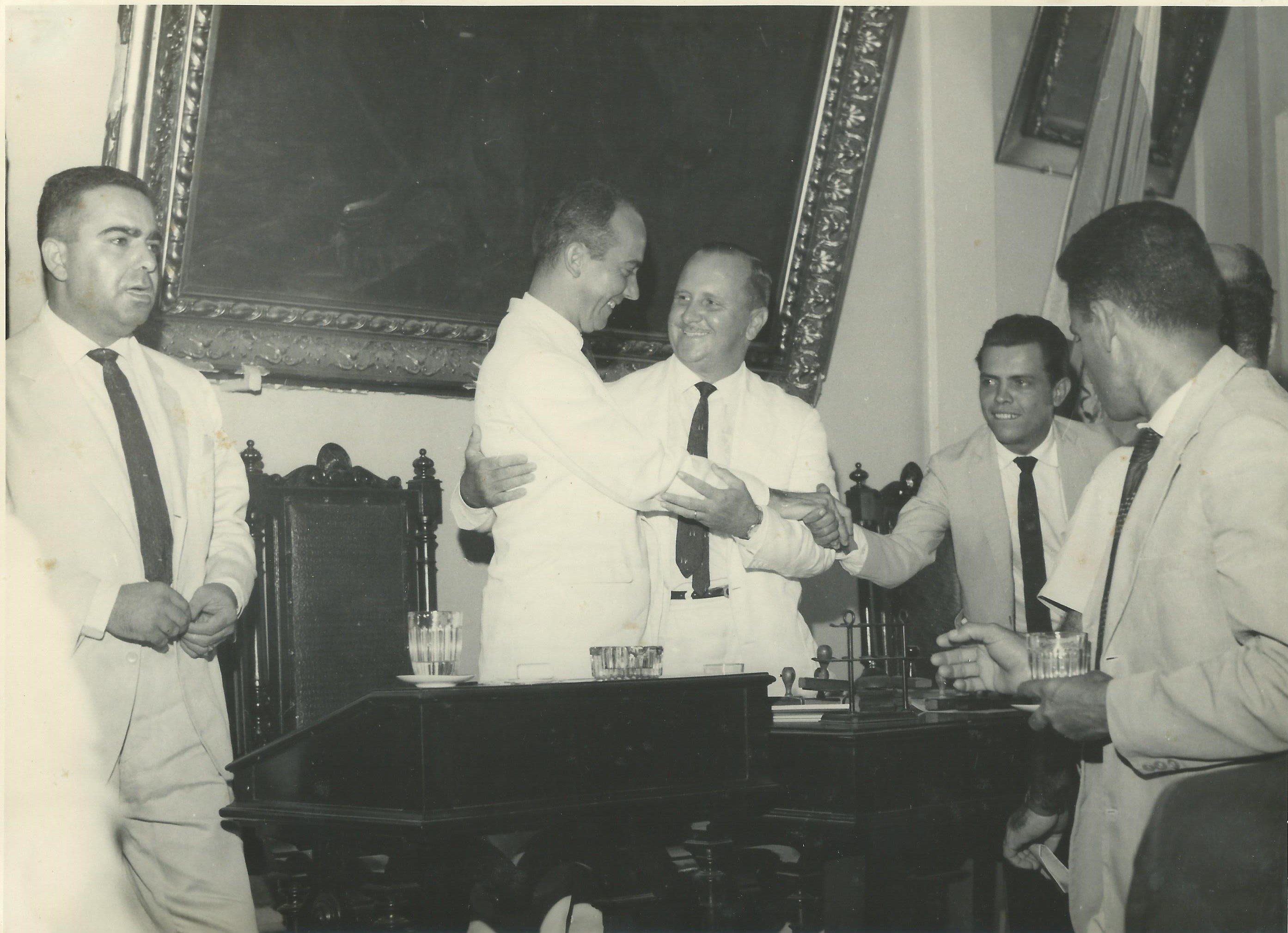 Rockefeller de Lima, Ariet Moreno e Severino de Carvalho Neto, em momento de congratulação na Câmara de Campos